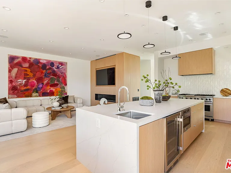 822 Superba Ave — Photo 18
