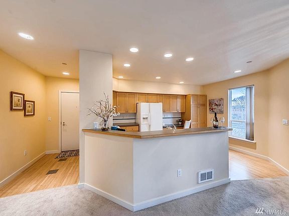 5th image of 925 110th Ave NE Ph 10