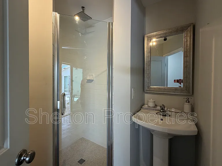 2514 E Fairmount Ave — Photo 35