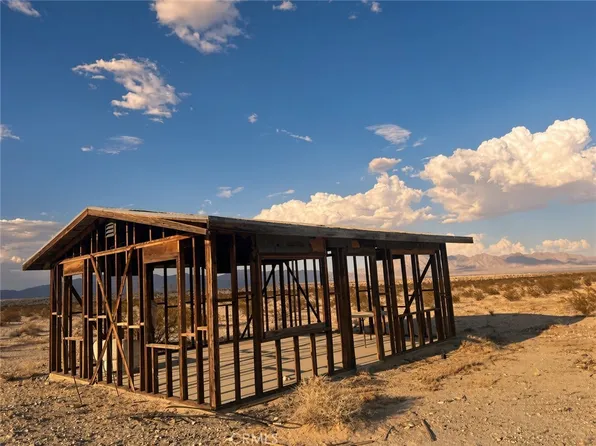 6827 Shelton Rd, Twentynine Palms, CA 92277