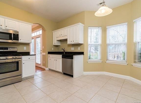Breakfast nook with bay window