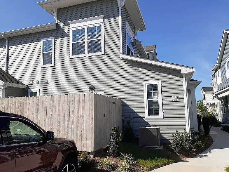 3 bed, 2.5 bath, 1802 sqft, $2,600 — Photo 2