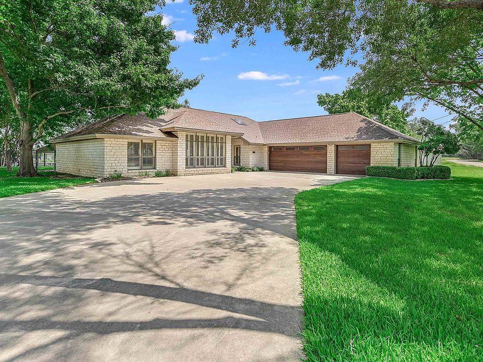 1st image of 407 Lake Point Dr.