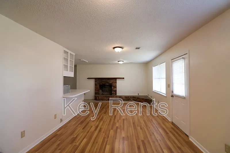 3 bed, 2.0 bath, 1432 sqft, $1,650 — Photo 2