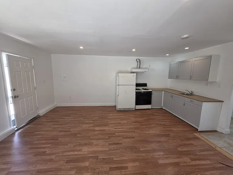 10533 Nassau Ave — Photo 7