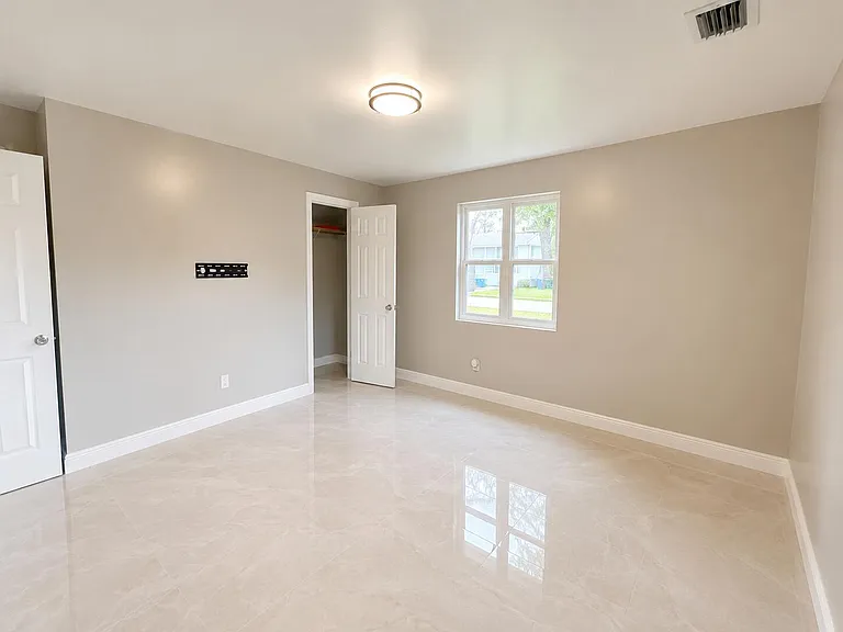 1127 Avenue E #A — Photo 7