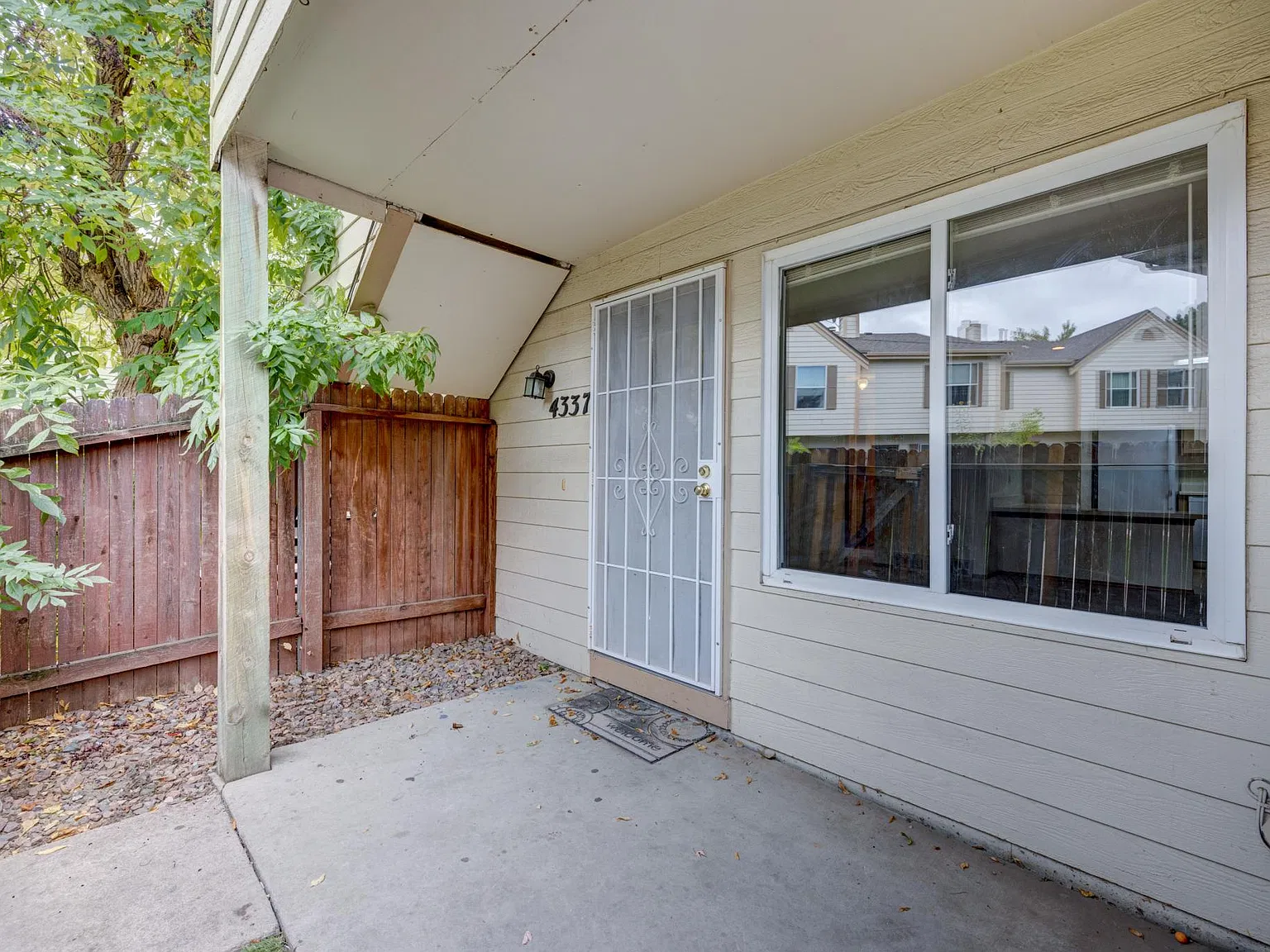 2 bed, 836 sqft, $1,350 — Photo 2
