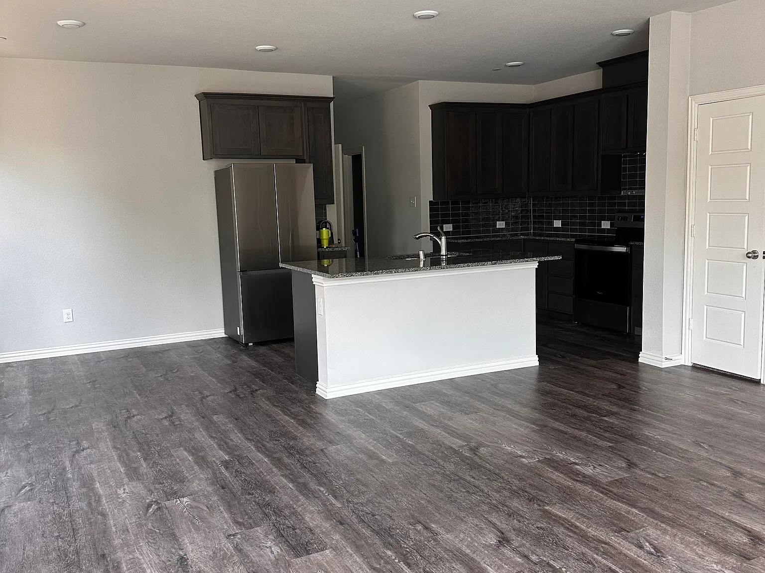 3 bed, 2.5 bath, 1702 sqft, $2,050 — Photo 3