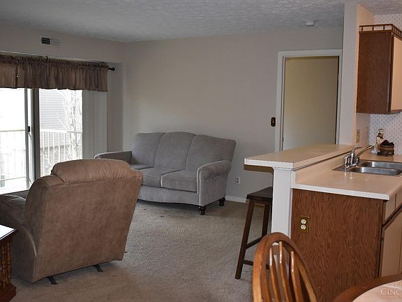4th image of 5975 Meadowcreek Dr #8