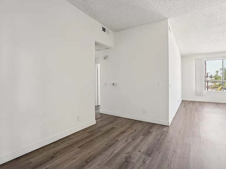 11657 Oxnard Str. — Photo 8