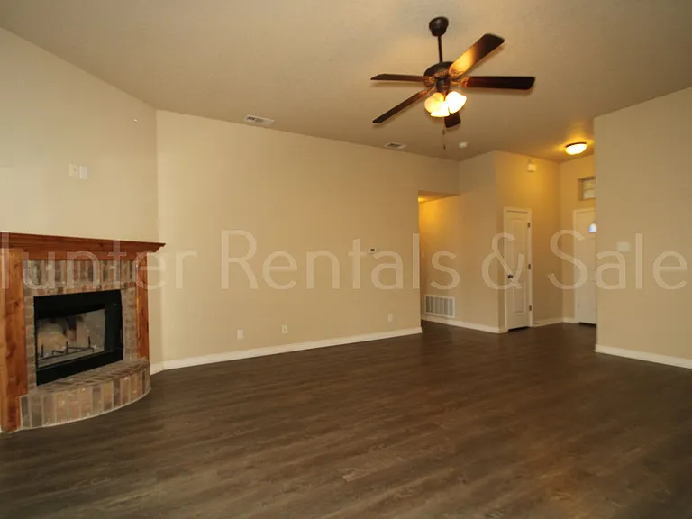 702 W Orion Dr — Photo 3