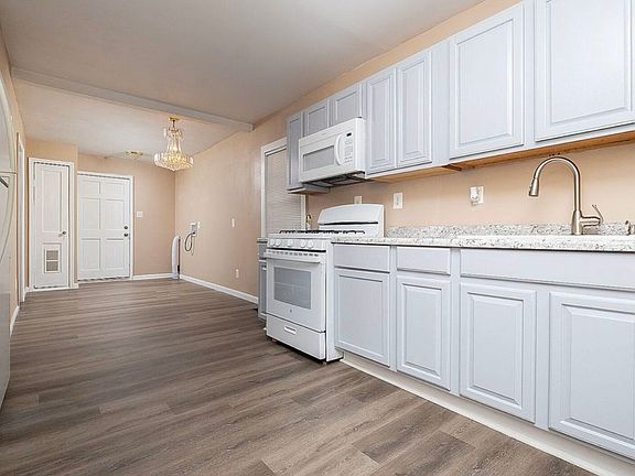 2nd image of 822 Brentwood Ave