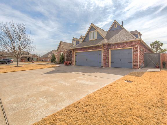 Huge corner lot- lg driveway