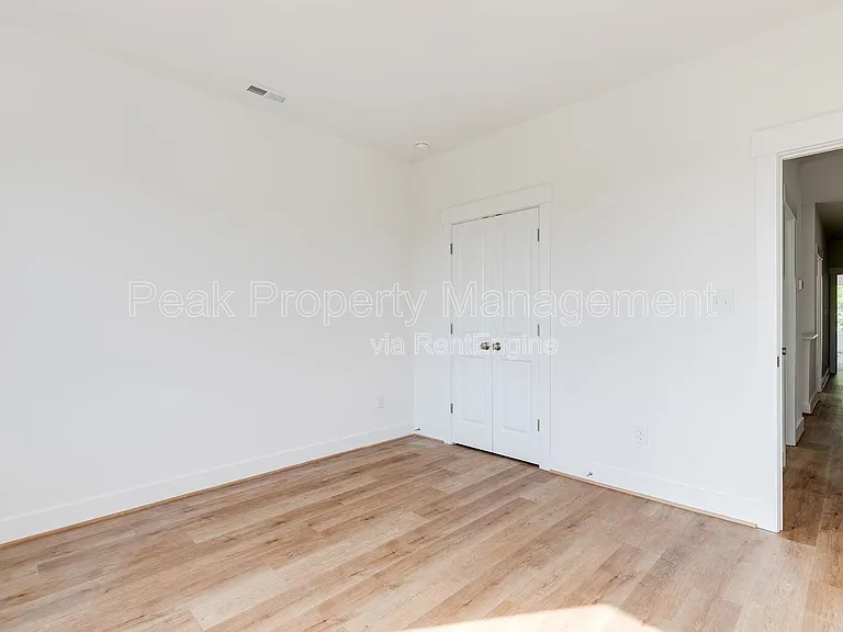 211 E 15th St — Photo 30
