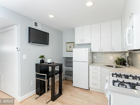 3rd image of 165 D St SE #1