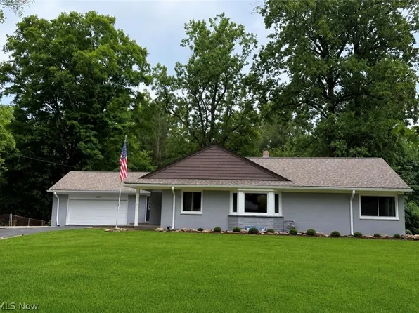 2120 Arms Dr, Girard, OH 44420