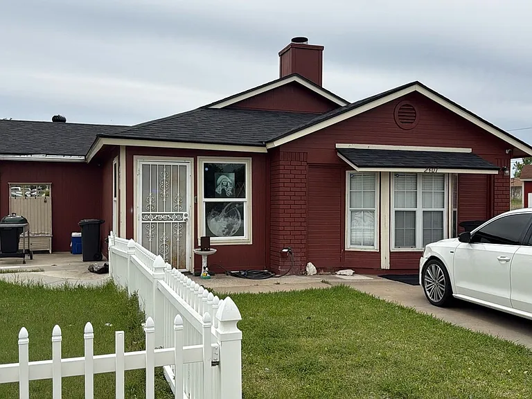 2307 Lago Trl — Photo 1