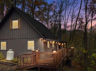 887 Holly Branch Dr, Gatlinburg, TN 37738