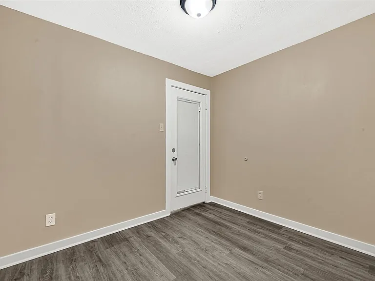 305 N Live Oak St — Photo 9