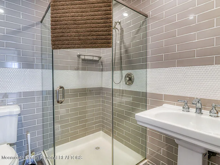 18 Abbott Ave #MAIN HOUSE — Photo 19