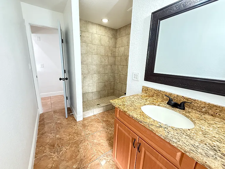 2712 SW 2nd Ave — Photo 8