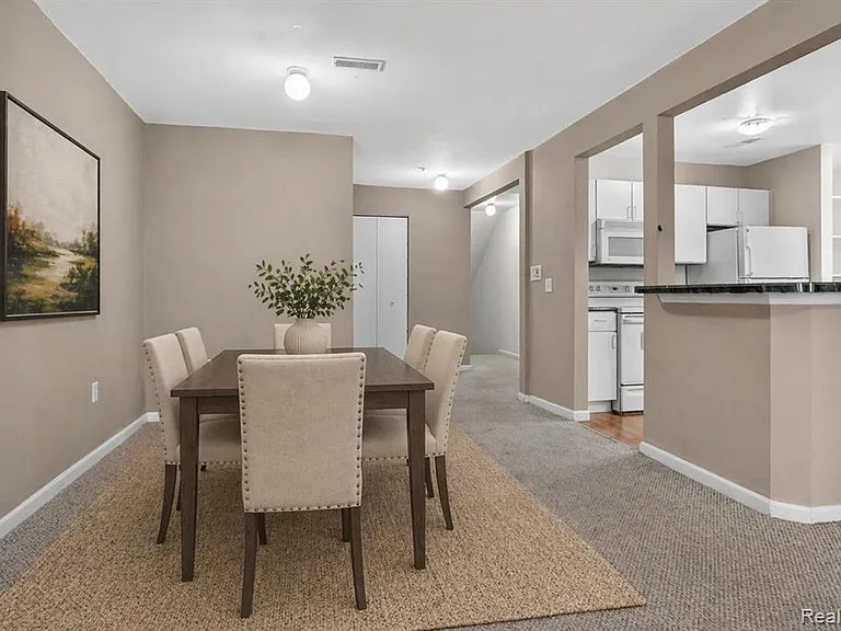 863 Amanda Ln — Photo 2