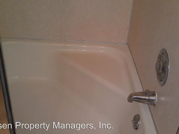 2nd image of 608 26th St APT 05