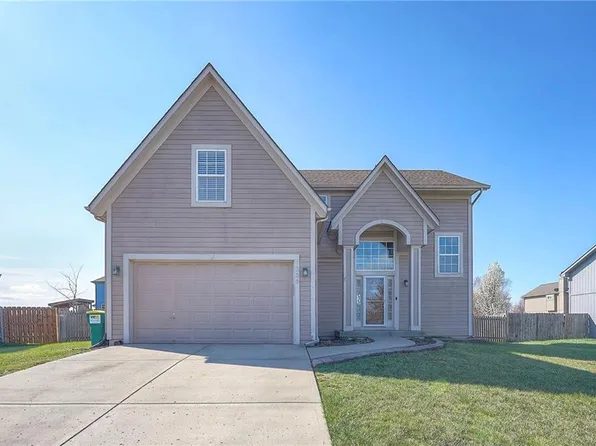 1309 N 2nd St E, Louisburg, KS 66053