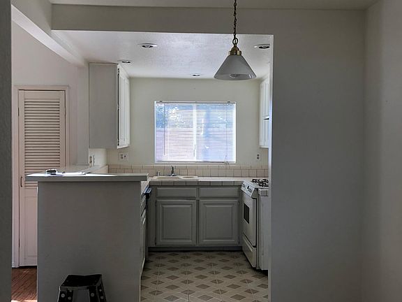 4th image of 766B Newport Ave