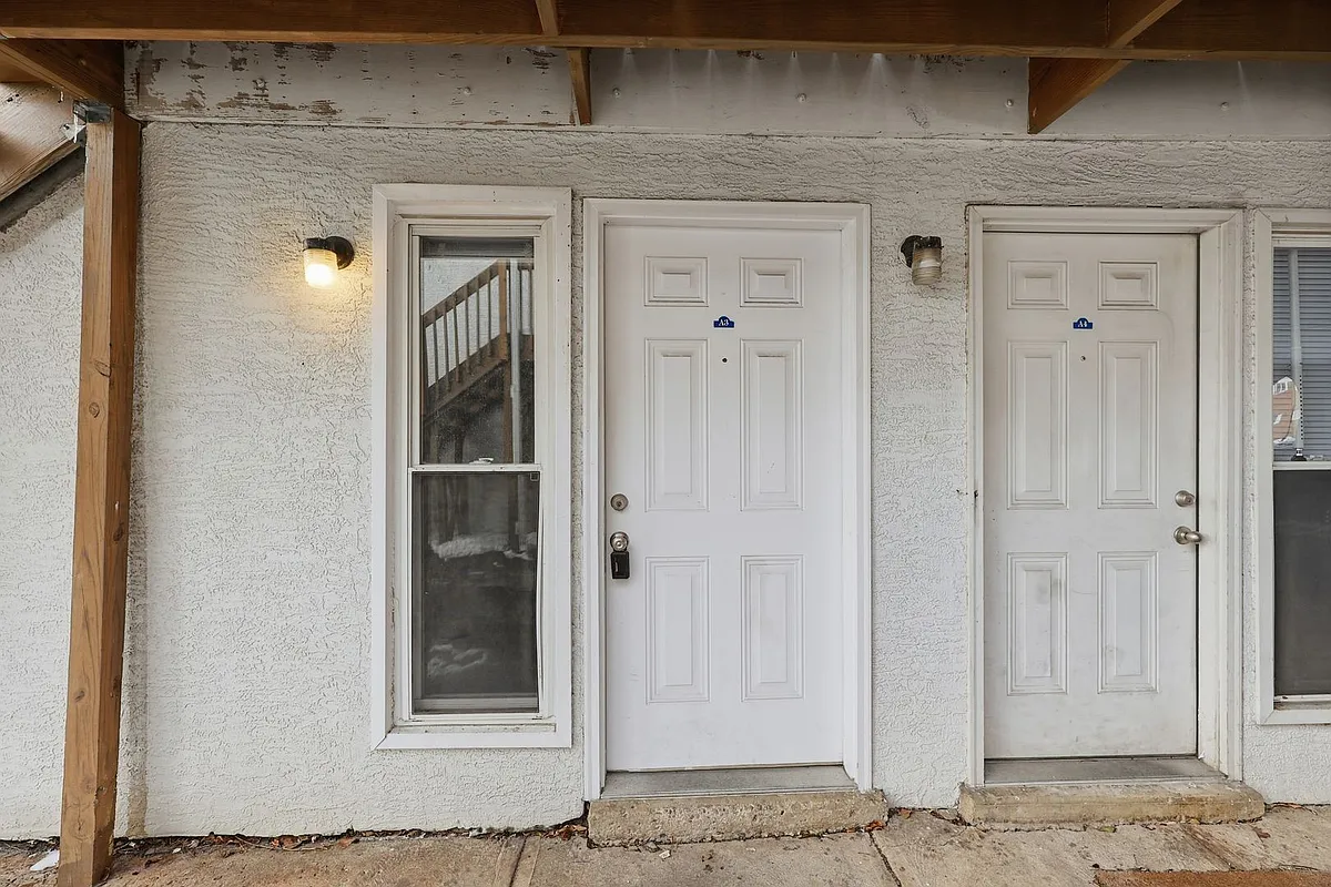 Building Photo - 695 Riverview