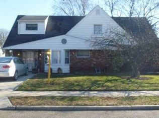 518 N Newbridge Rd, Levittown, NY 11756