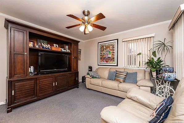 Sold by Daniel Gale Sotheby's International Realty | media 11