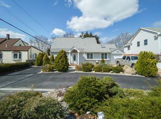 303 Lansdowne Ave, Carle Place, NY 11514
