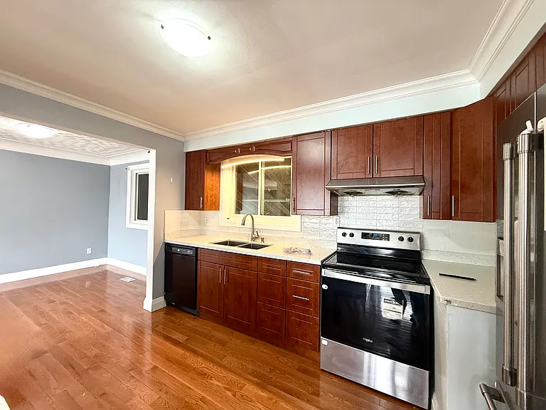 585 Mohawk Rd E — Photo 9