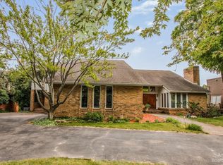 4027 Fox Lake Dr, Bloomfield Hills, MI 48302
