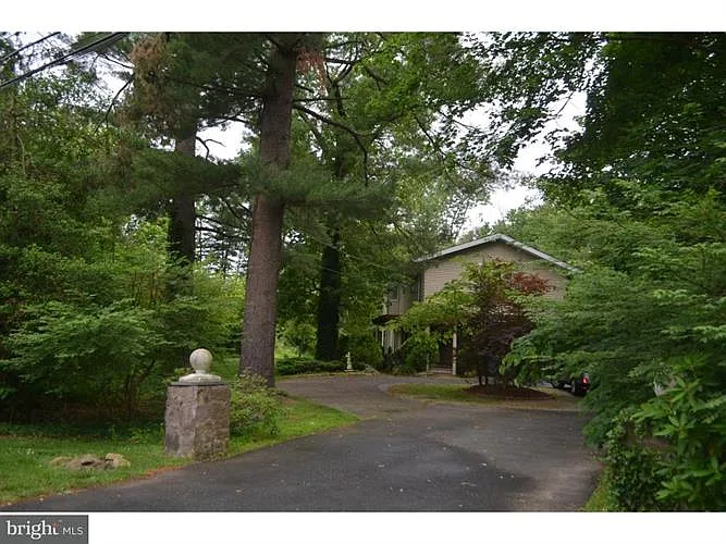 546 Riverside Dr photo 1