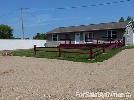 Driveway
						:
						Gravel, L-shaped driveway