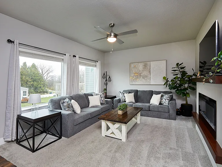 2109 Ammann Dr — Photo 2