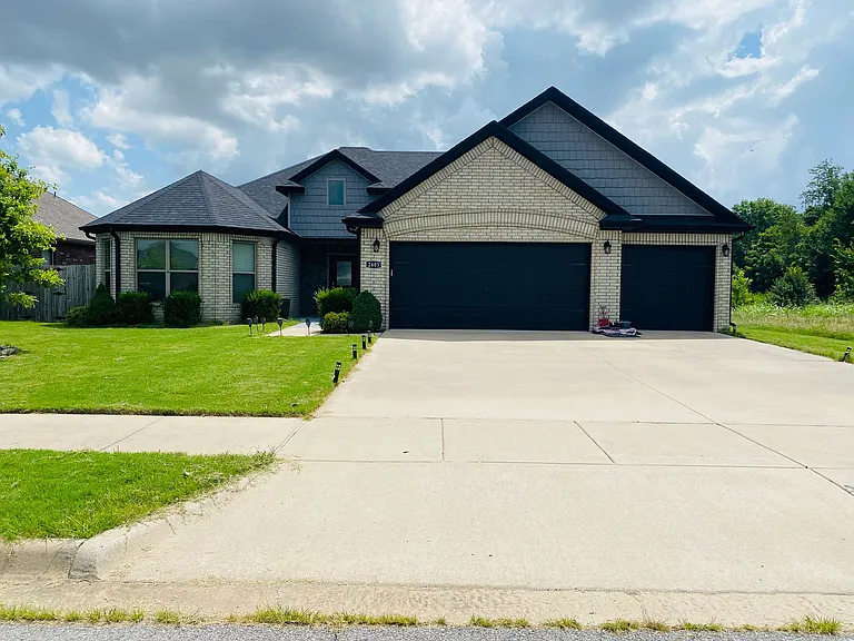 2403 SW Elington St — Photo 1