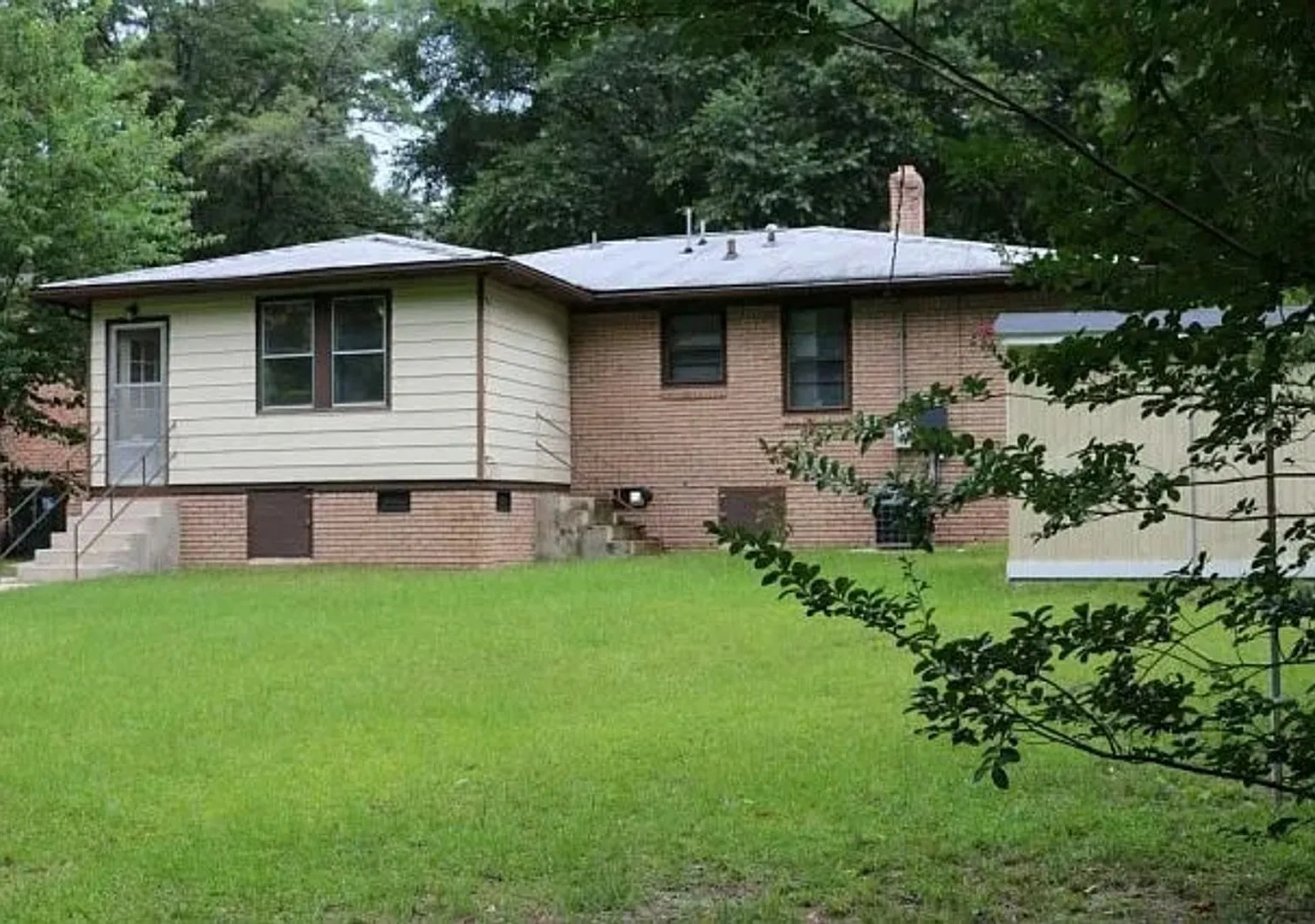 3 bedroom single level close to 5 points — Photo 2