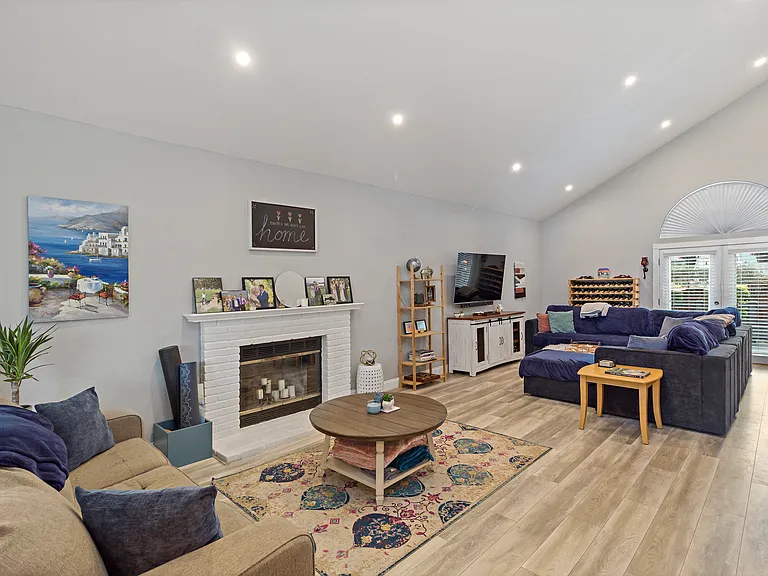 808 Milsom Pl — Photo 2