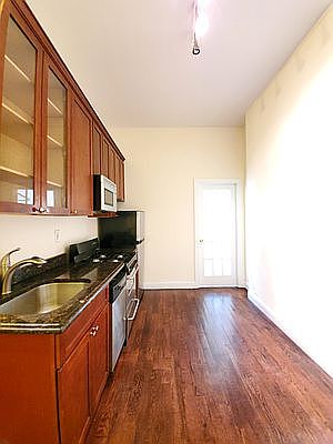 2nd image of 409 E 6th St APT 1D