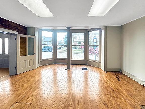 3rd image of 105 S Columbus St