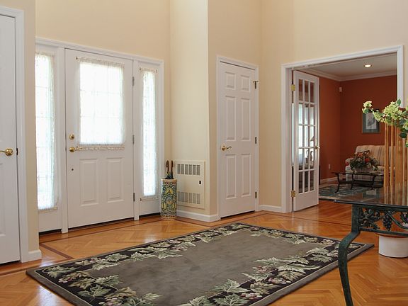 3rd image of 7 Pond Hollow Ct