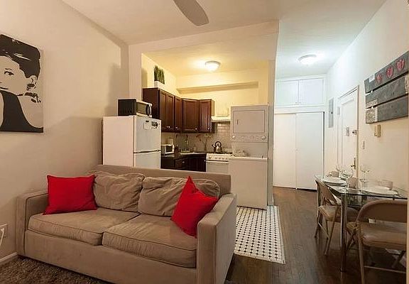 4th image of 314 W 58th St #4