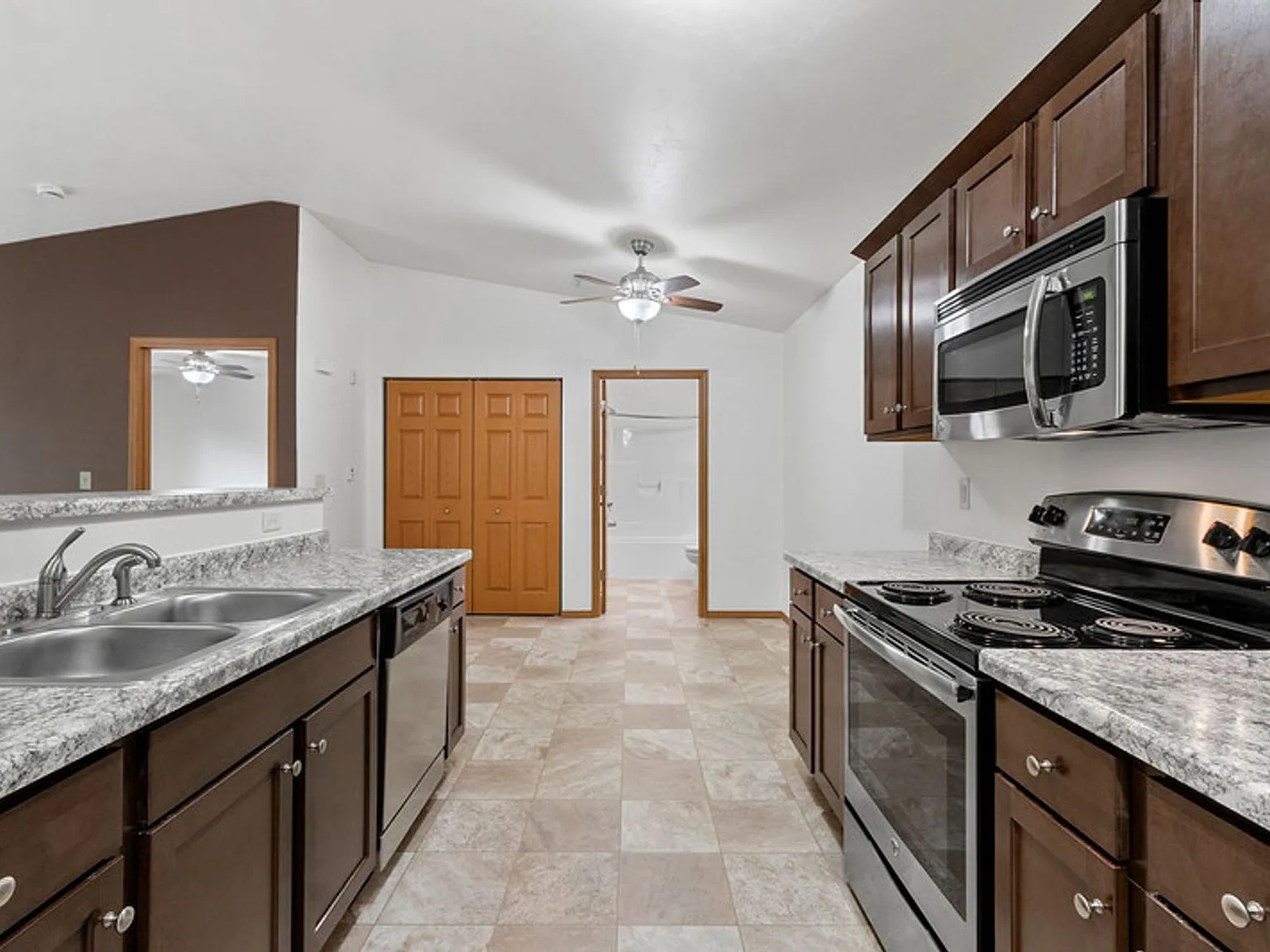 Lakeside Estates Apartments — Photo 4