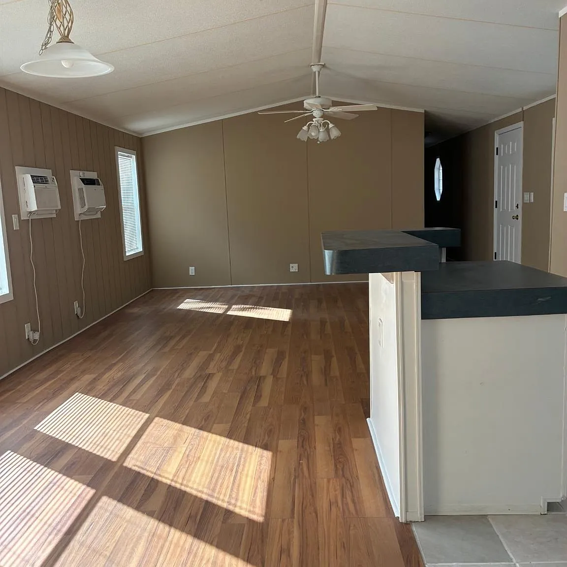 3 bed, 2.0 bath, 896 sqft, $1,500 — Photo 2