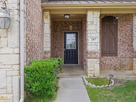 3rd image of 207 Moonlight Dr
