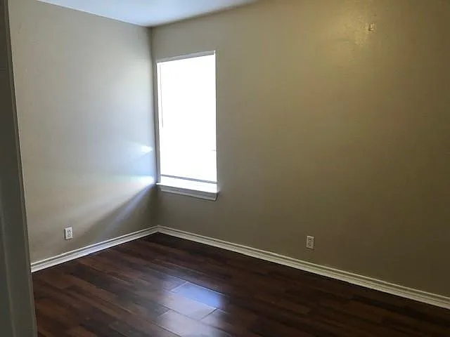 910 W Houston St — Photo 7