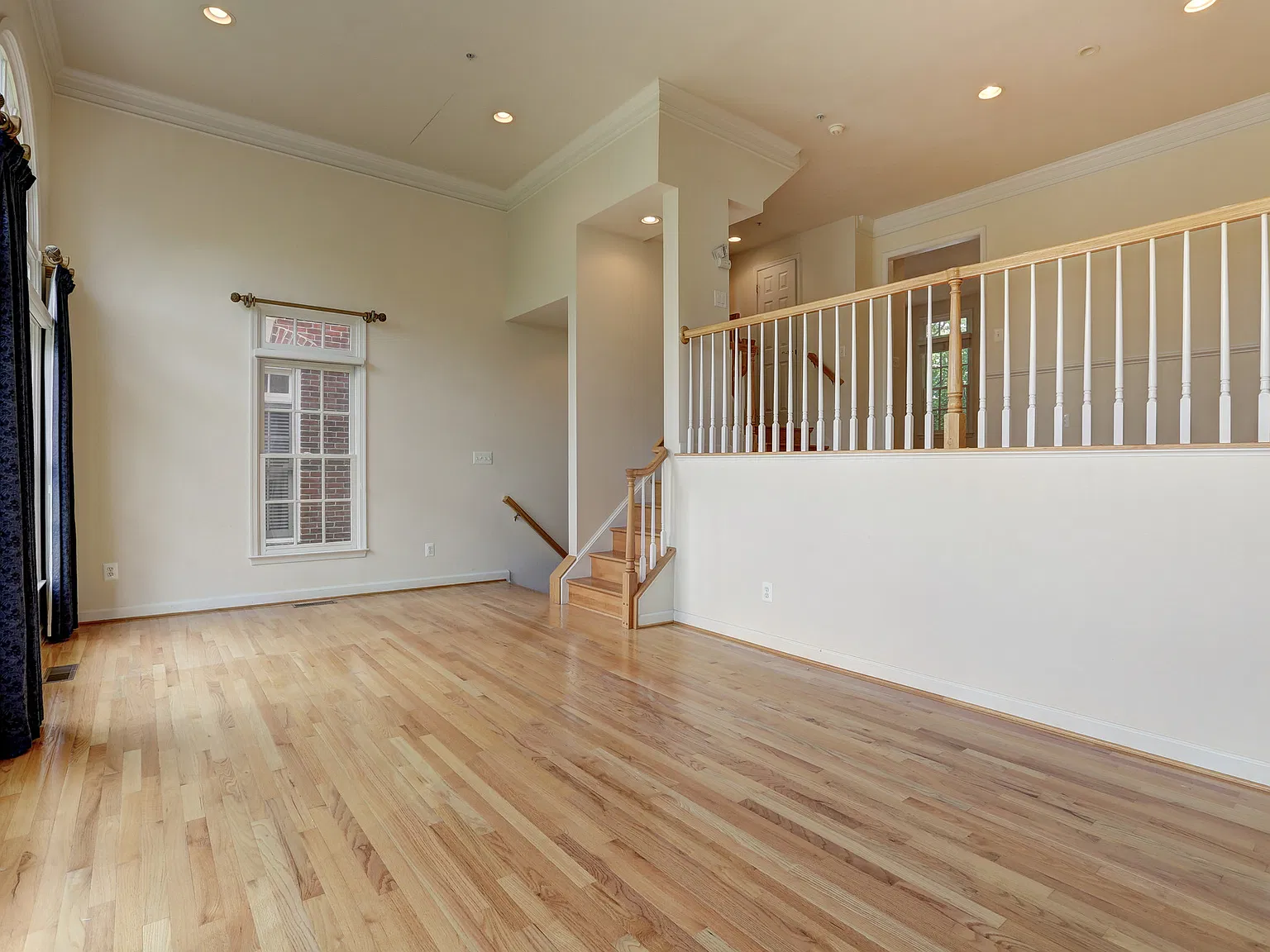 3 bed, 3.5 bath, 2432 sqft, $3,950 — Photo 4